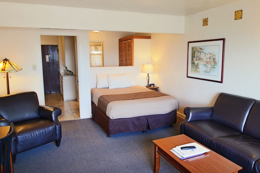 Capitola Venetian Hotel 8/60