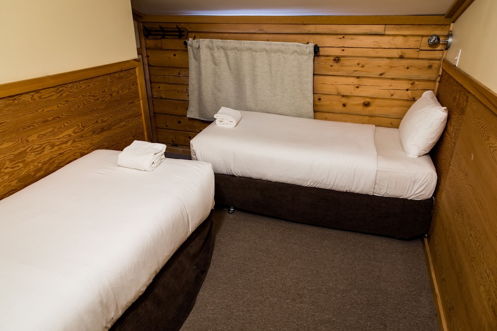 Glacier House Resort 20/36
