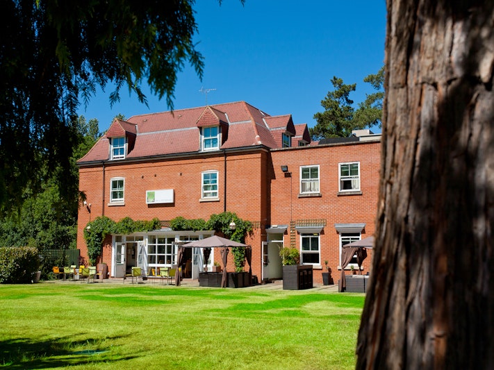 Pinewood Hotel 60/65