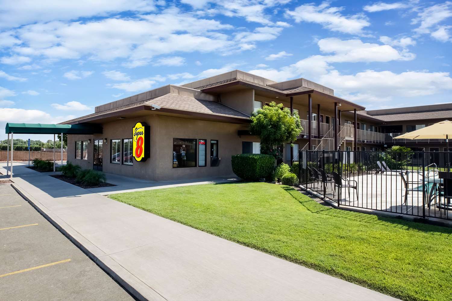 Super 8 By Wyndham Lindsay Olive Tree 56/61