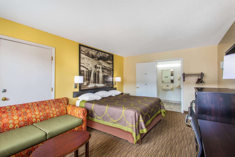 Super 8 by Wyndham Florence 12/23
