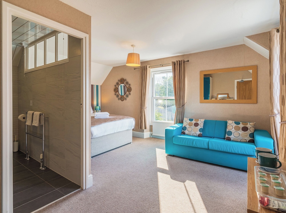 Highcliffe Hotel 3/48