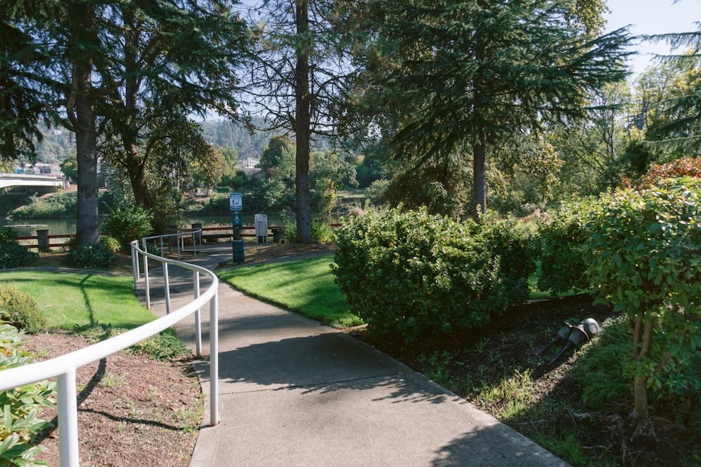 Riverfront Inn Roseburg 61/72