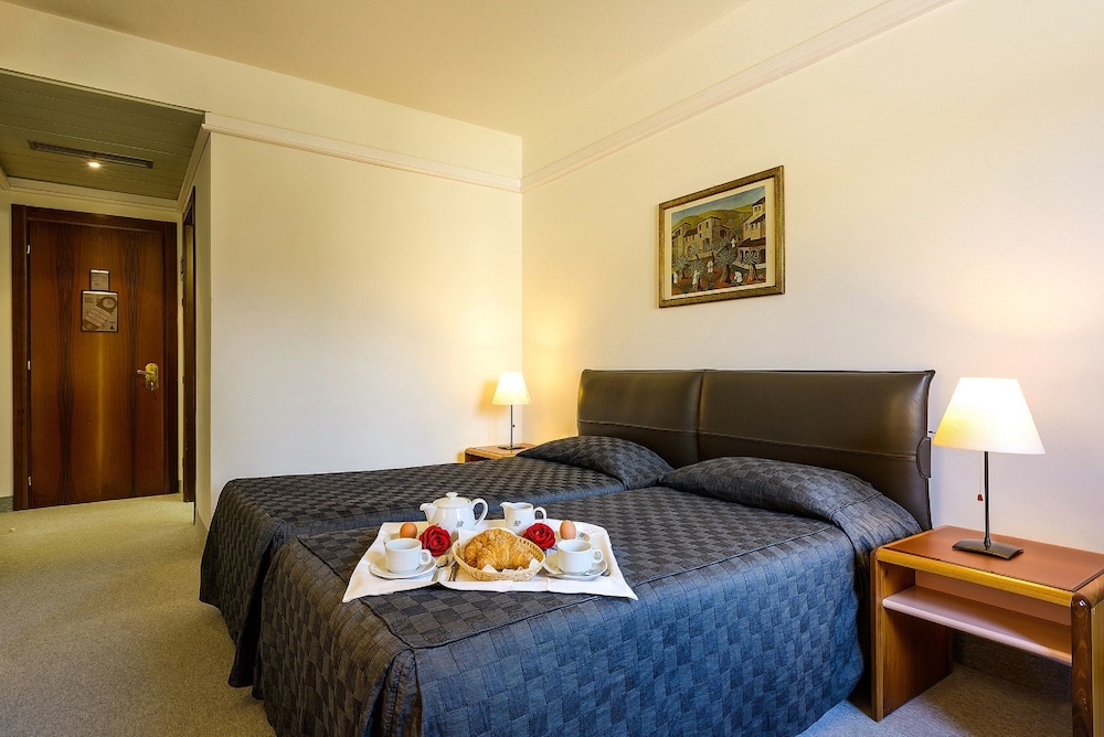Albornoz Palace Hotel 41/71
