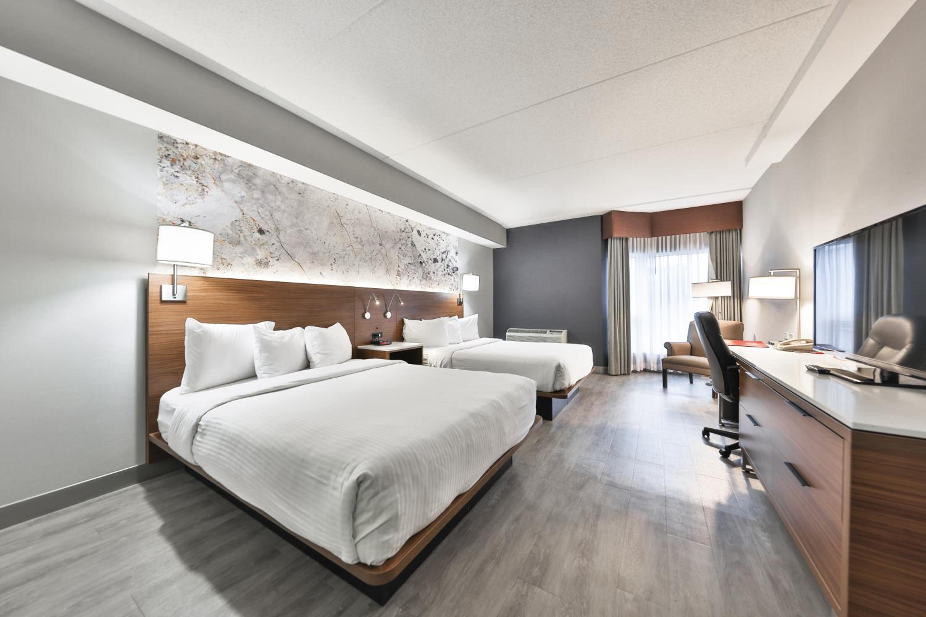 غرفة بسرير كينج وسريرين كوين، Admiral Inn Mississauga 3/9