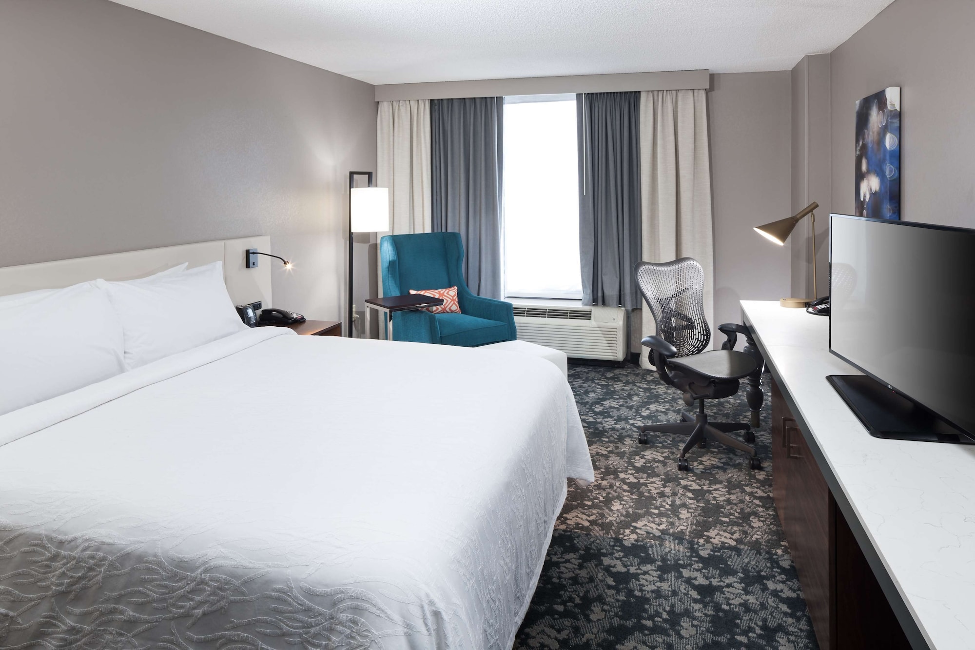 Evolution, King Bed, Jetted Tub