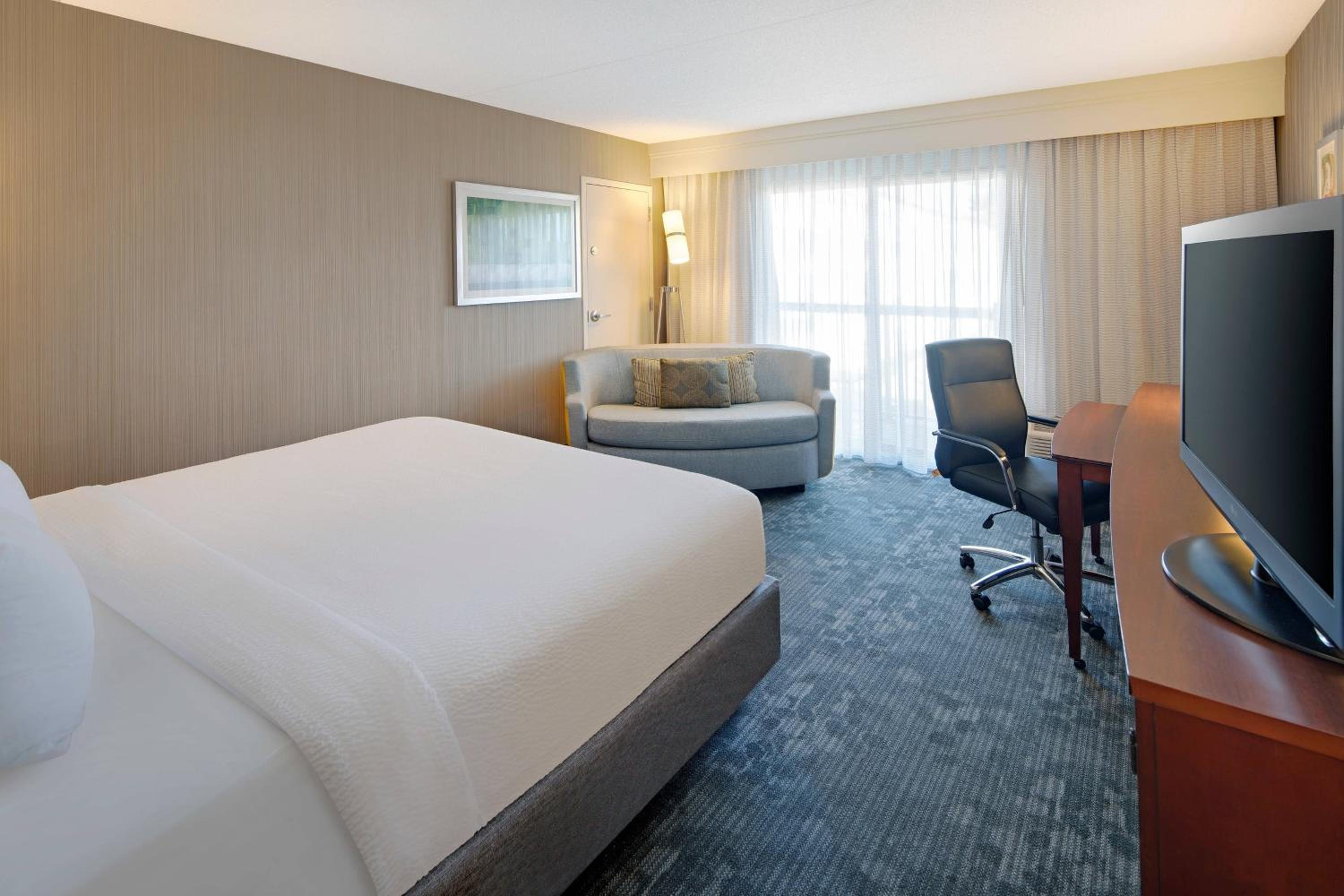 Room, King Bed, Bathtub, Accessible