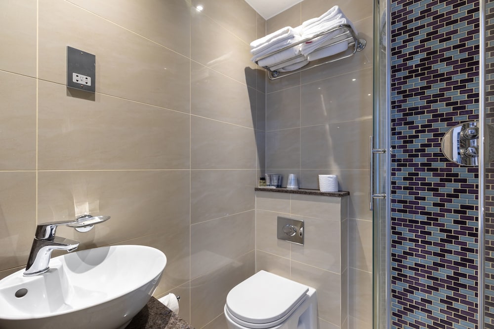 Sidney Hotel 38/44