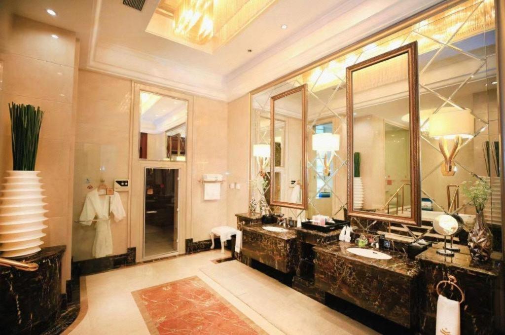Liaoning Friendship Hotel 70/70