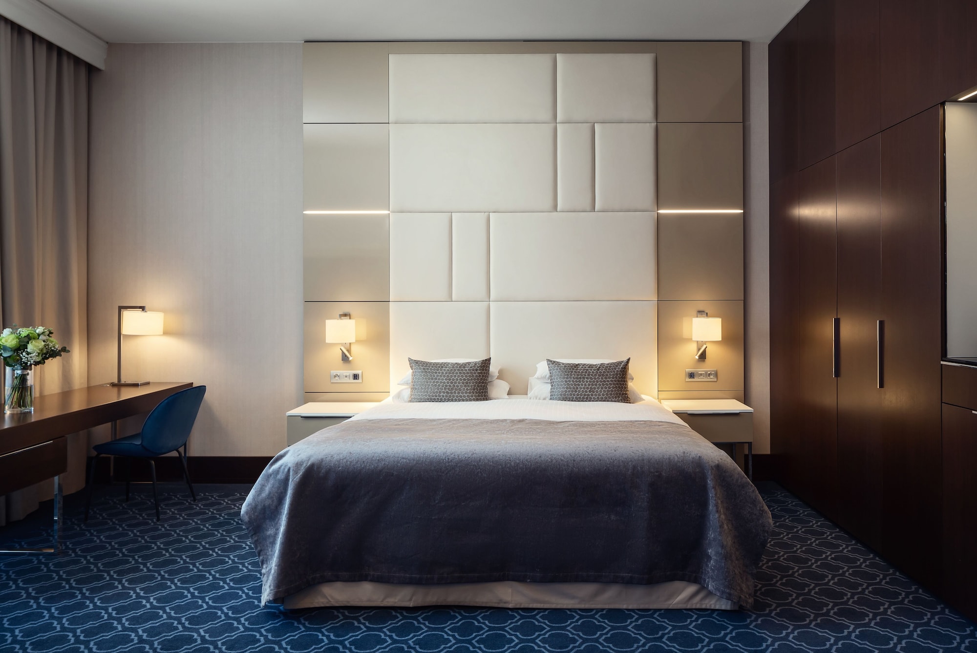 EXECUTIVE, SUITE, EXECUTIVE LOUNGE ACCESS