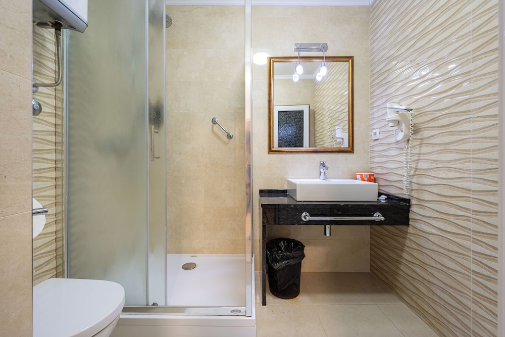 Hotel Adrovic 70/74