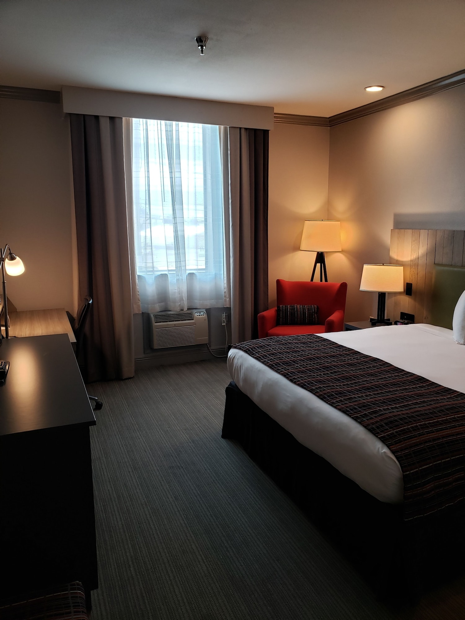 ROOM, QUEEN BED