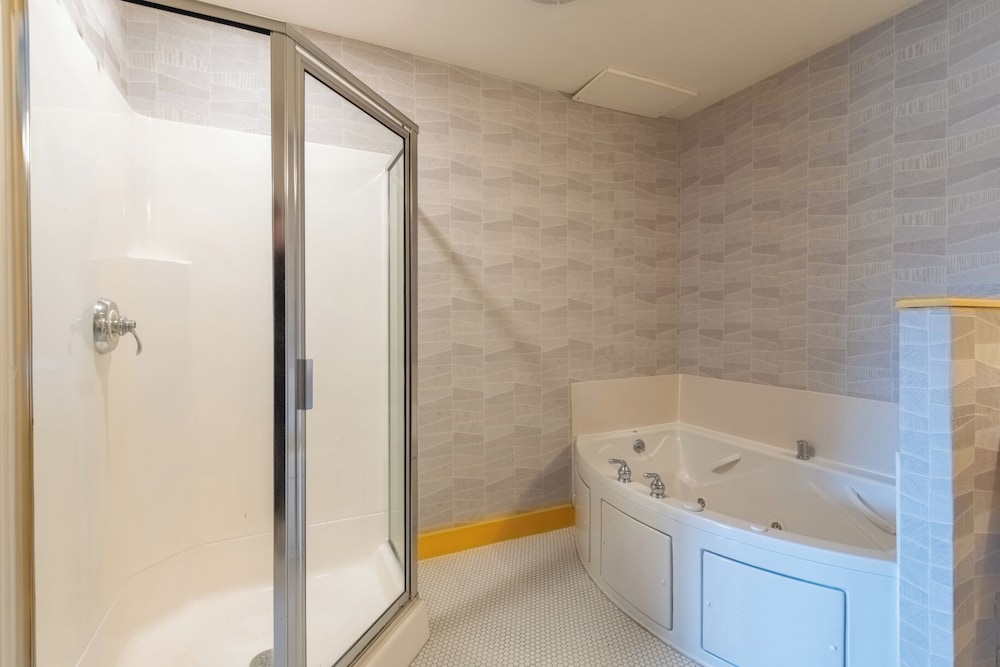 جناح بسرير كينج بغرفة نوم واحدة مع أريكة بجاكوزي بمطبخ صغير، Ogunquit Hotel 9/10