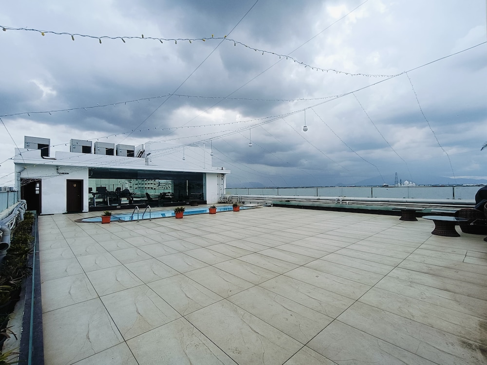 Holiday Residency 6/36