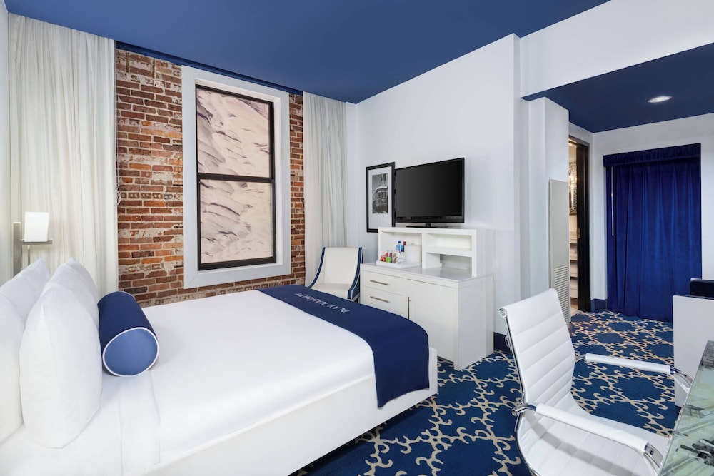 غرفة بسرير كينج، The Saint Hotel, New Orleans, French Quarter, Autograph Collection 2/6