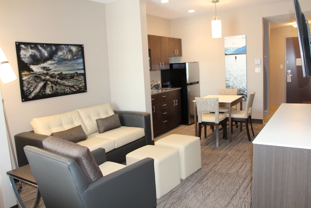Holiday Inn Express Suites Cold Lake 43/73