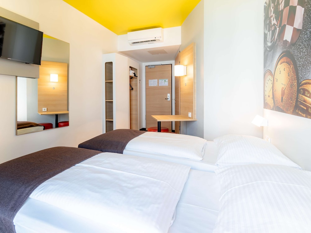 ROOM, TWIN BEDS