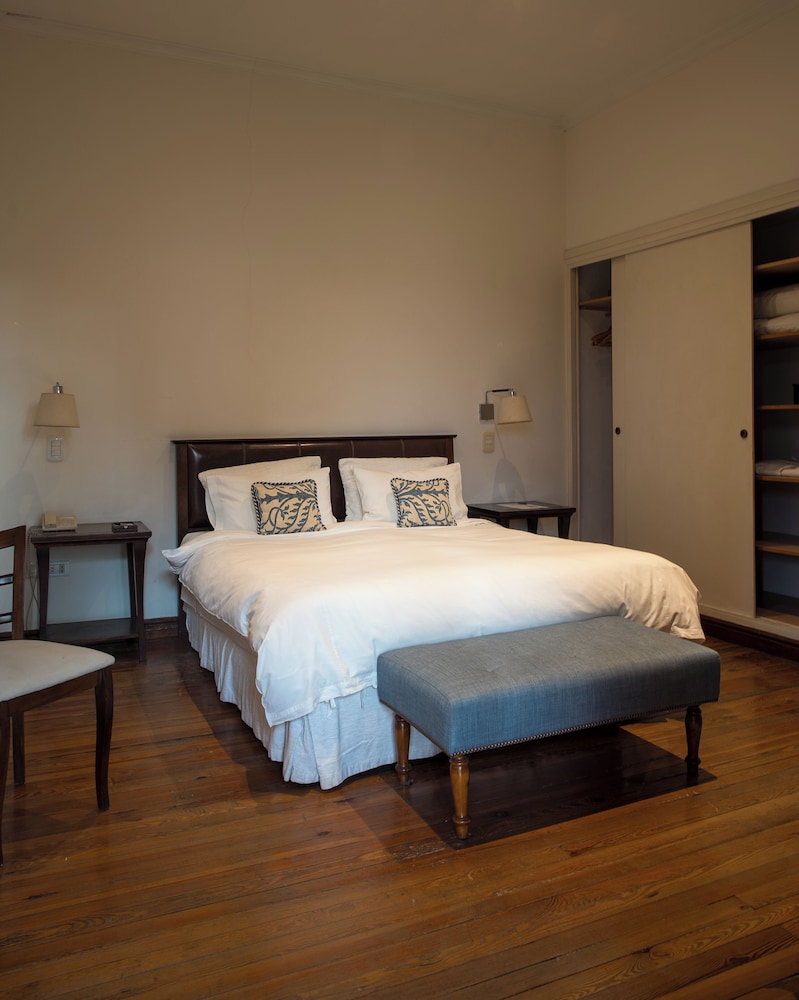 Gallery, Queen Bed