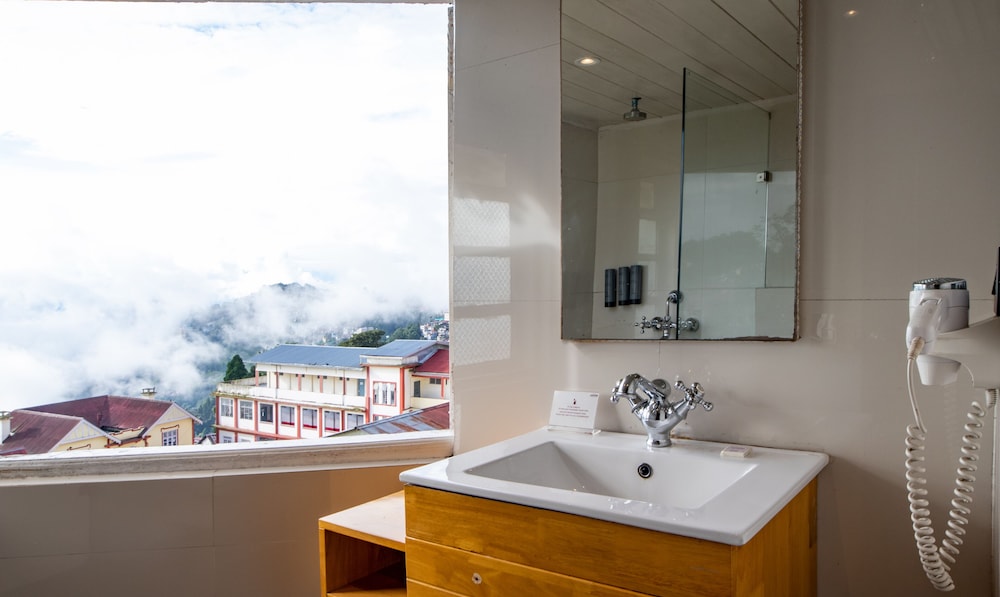 Summit Swiss Heritage Hotel 67/72