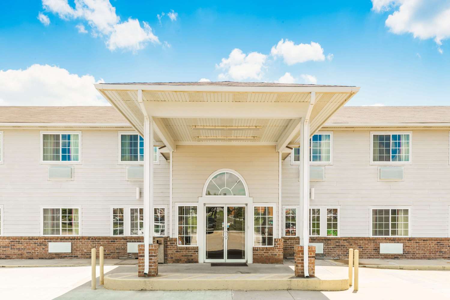 Super 8 by Wyndham Platte City/KCI Airport North 2/13