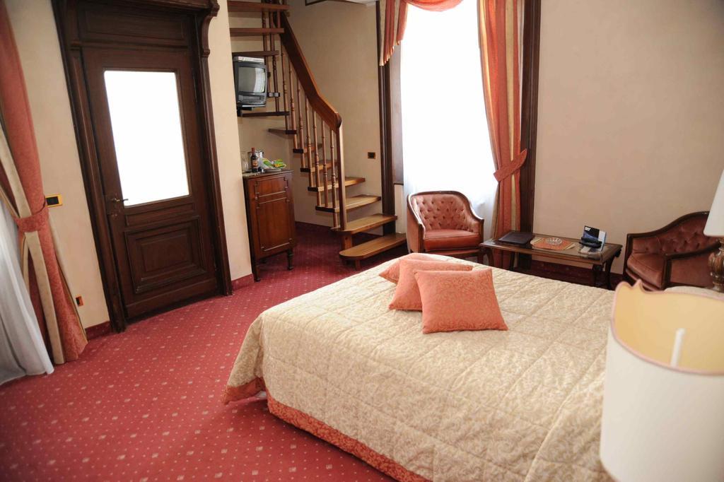 CAMIN HOTEL LUINO 10/30