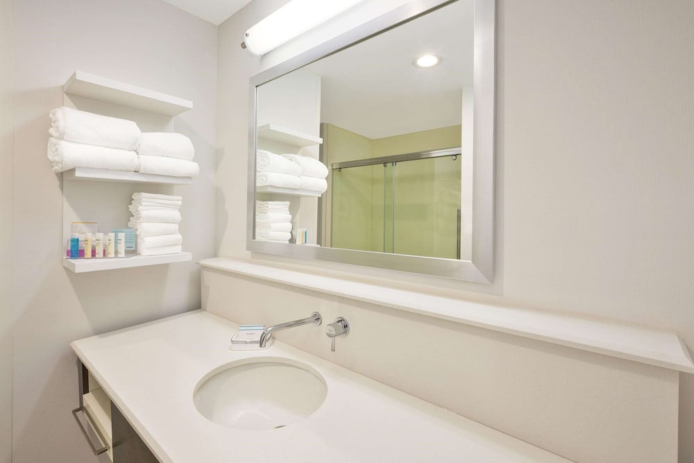 Hampton Inn by Hilton Detroit Dearborn 22/43