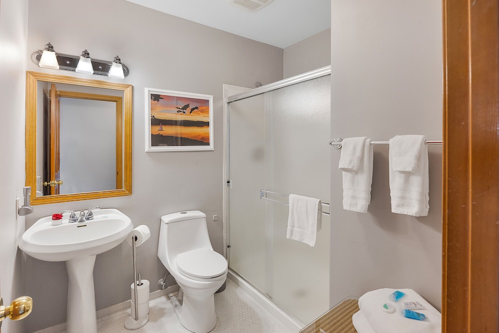 غرفة بسرير كوين، Camano Island Inn 5/7