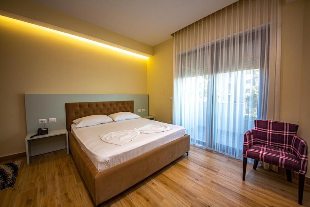 FAMILY, QUADRUPLE, 1 QUEEN AND 1 BUNK BED, PARTIAL SEA VIEW, BALCONY