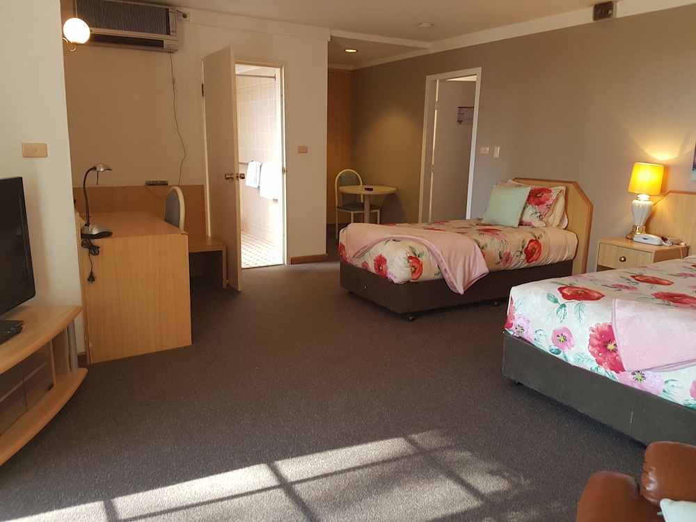 Golden Age Motor Inn Queanbeyan 15/50