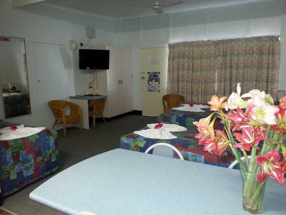 Golden Fountain Motel 13/27