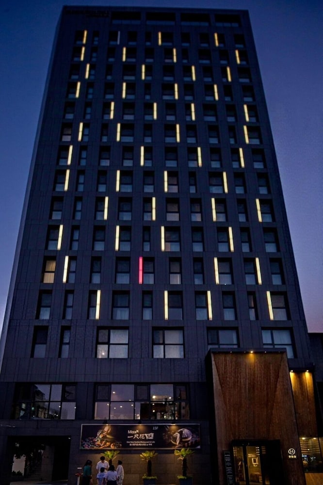 Hotel Alice and Trunk 2/48