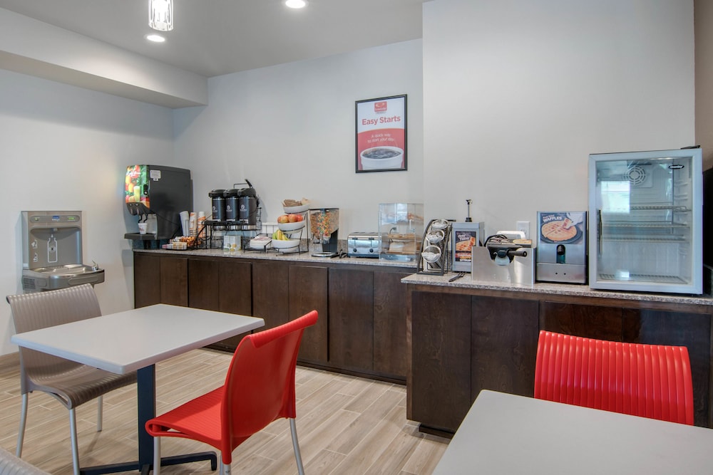 Econo Lodge Inn & Suites Springfield Main Street 39/63