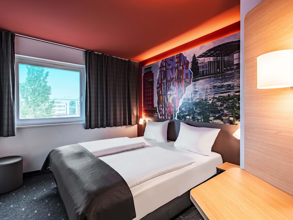 ROOM, DOUBLE BED