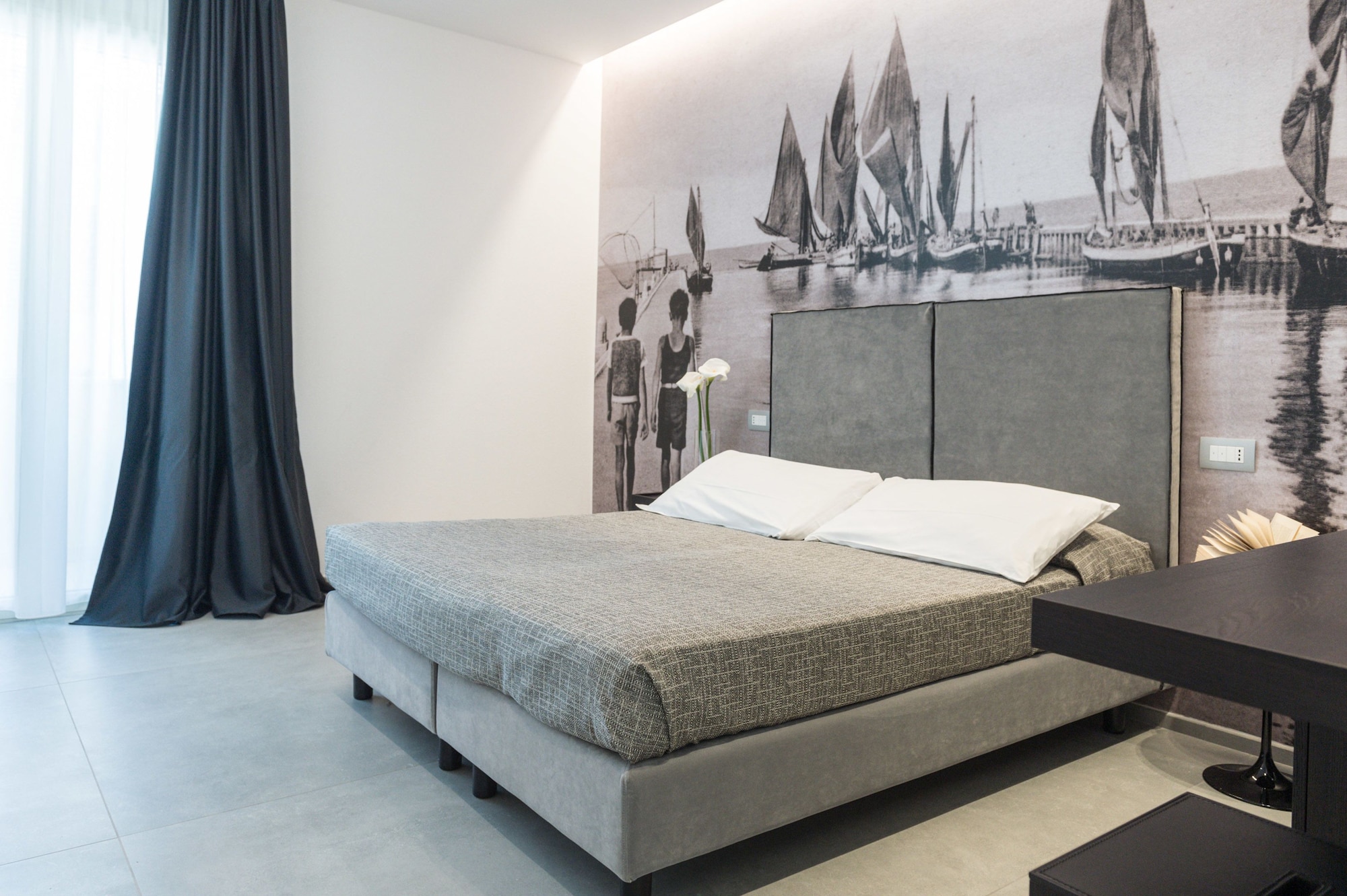 DELUXE, DOUBLE OR TWIN BED, PARTIAL SEA VIEW