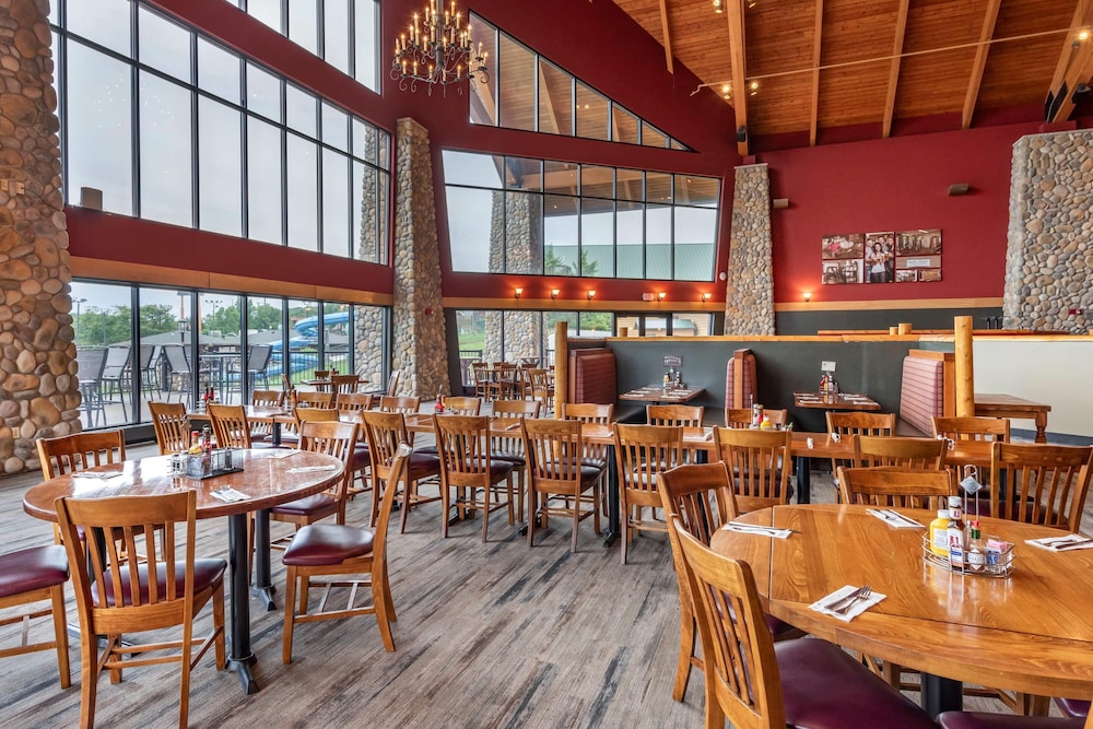 Three Bears Waterpark Resort Near Tomah, an Ascend Collection Hotel 32/50