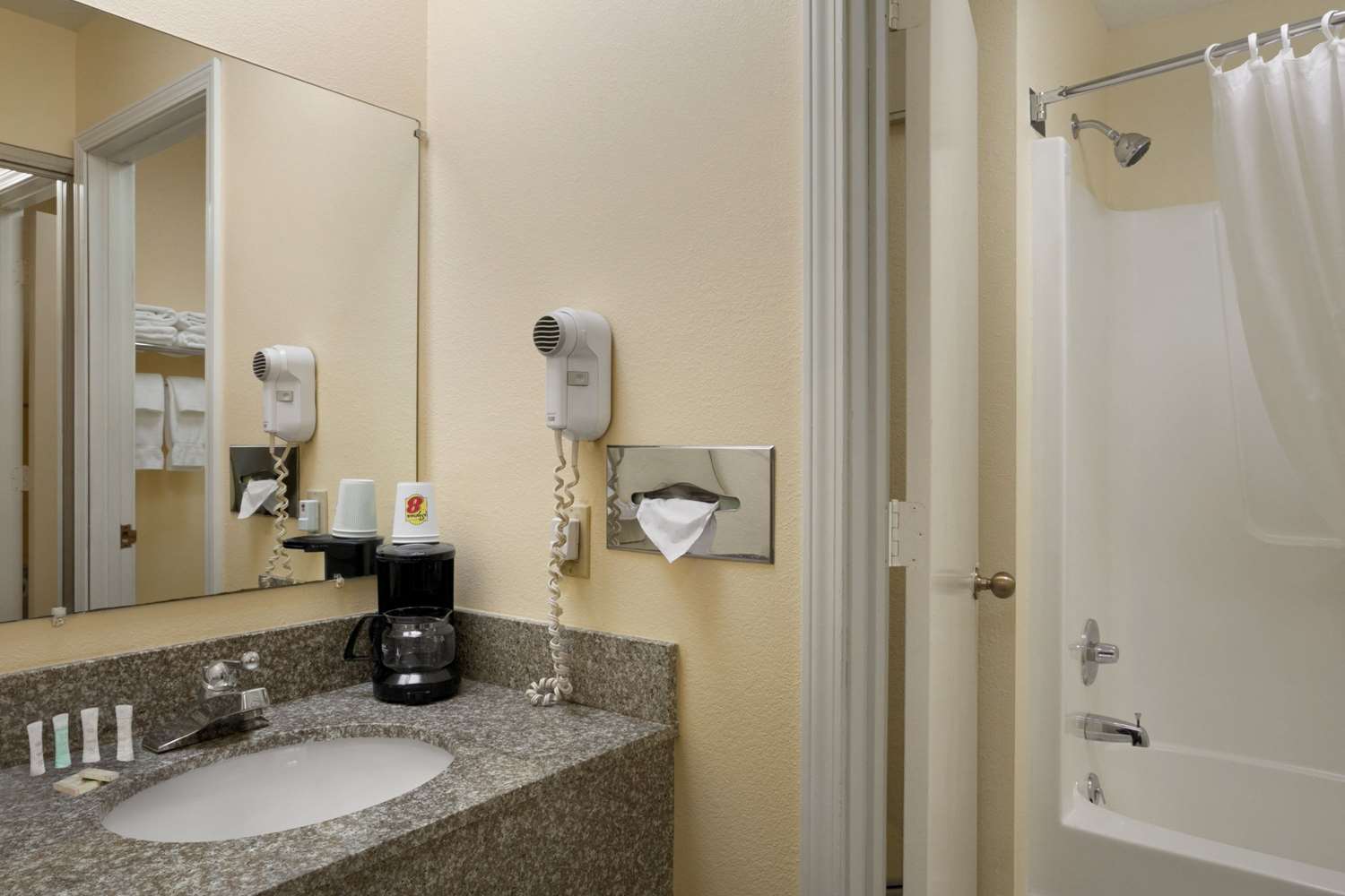 Super 8 by Wyndham Columbia City 18/19