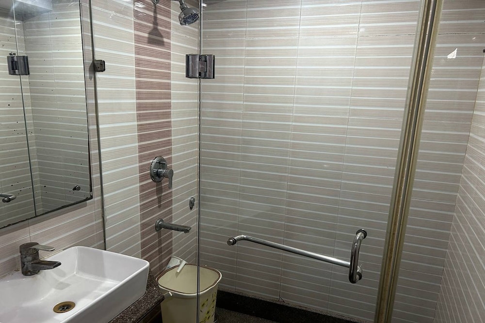 HOTEL GRAND PLAZA. 46/50