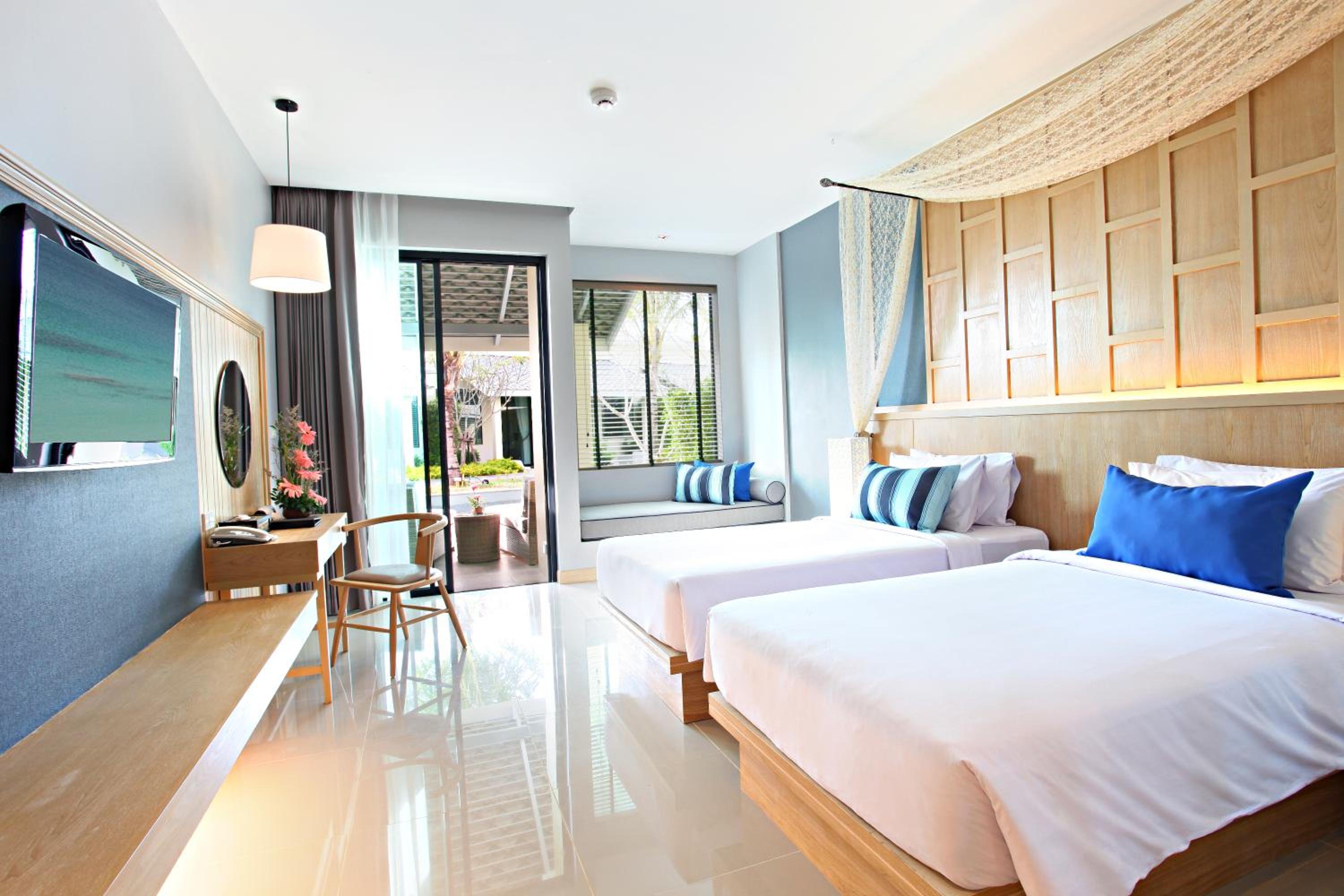 Deluxe, Family, Pool Access