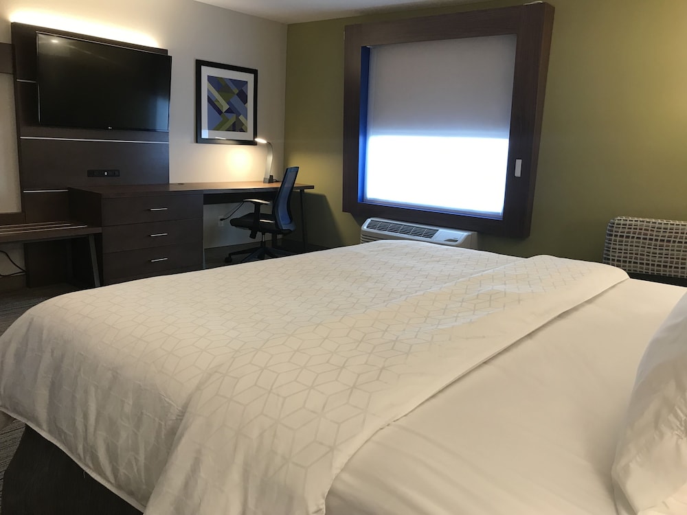 HOLIDAY INN EXPRESS & SUITES HANNIBAL - MEDICAL CENTER 9/53