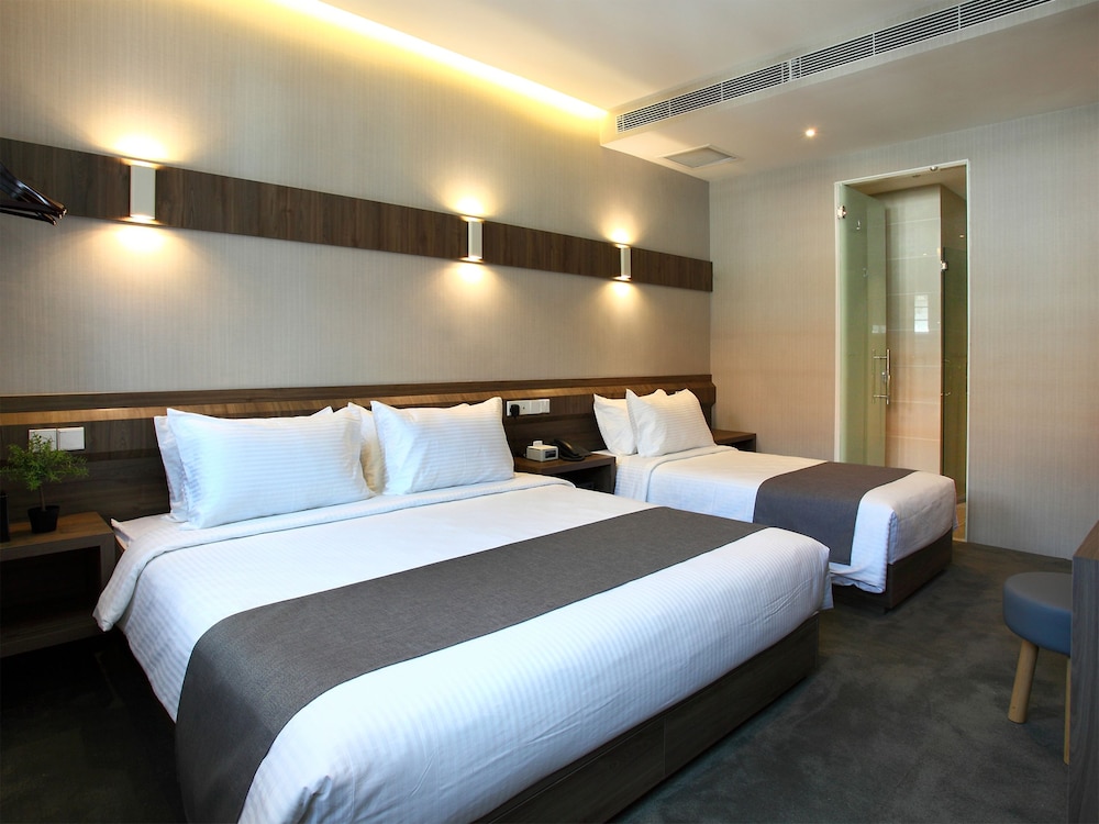 ARCADIA HOTEL 7/36