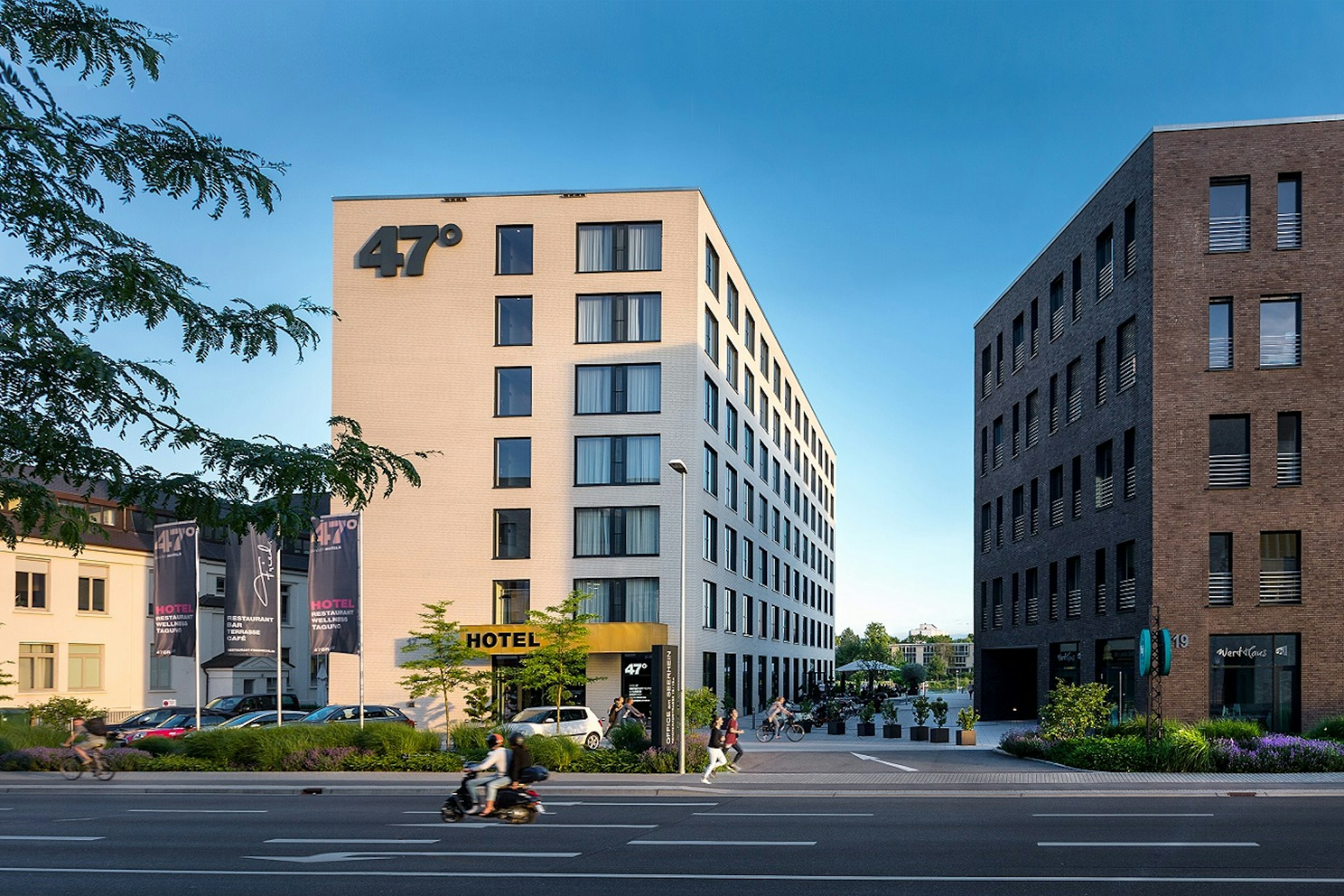 Hotel 47 36/42