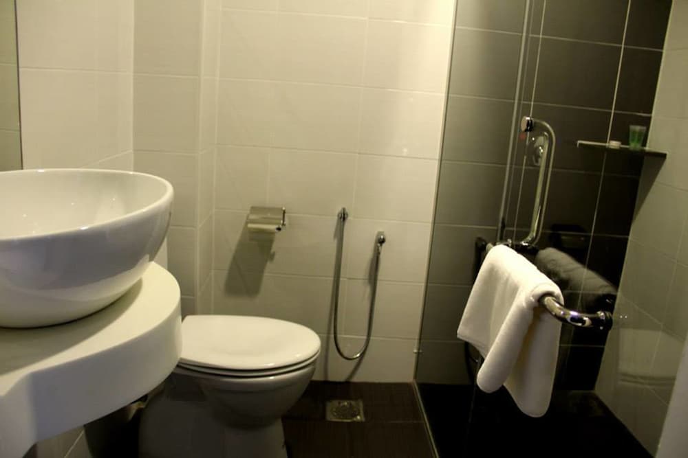 906 Premier Hotel 31/33