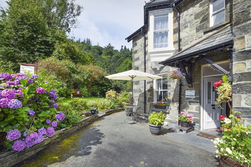 Garth Dderwen Victorian Guest House 24/48