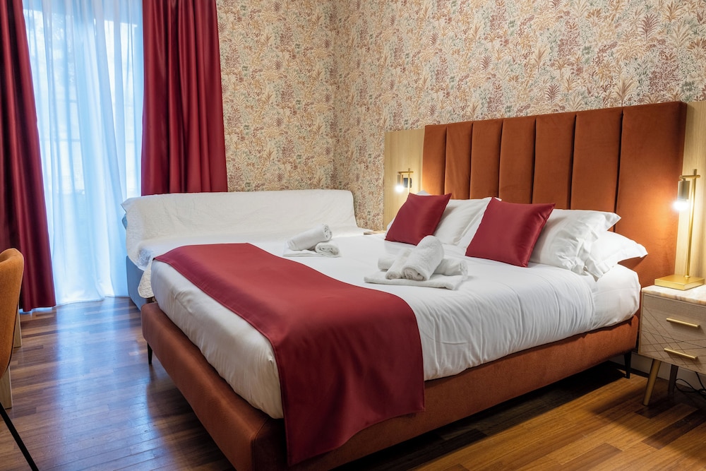 DELUXE, 1 QUEEN AND 1 SINGLE BED