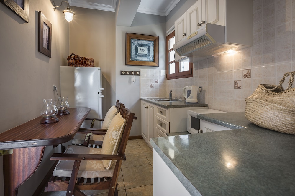 Faros Suites - Adults Only 31/50