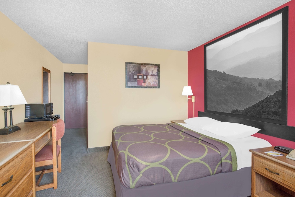 غرفة بسرير كوين، Super 8 by Wyndham Roanoke VA 5/6