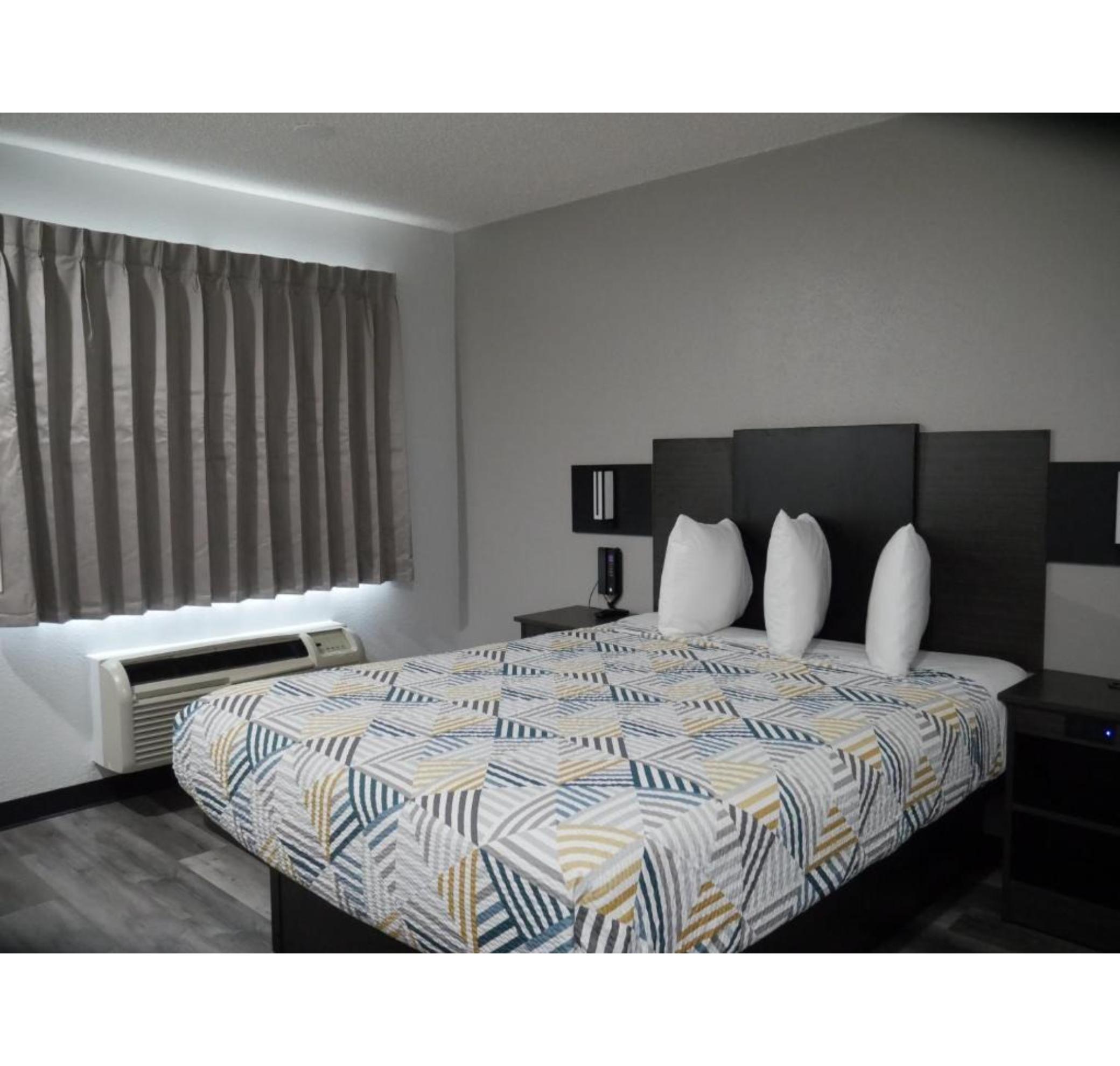 1 Queen Bed Micfridge, Smoking