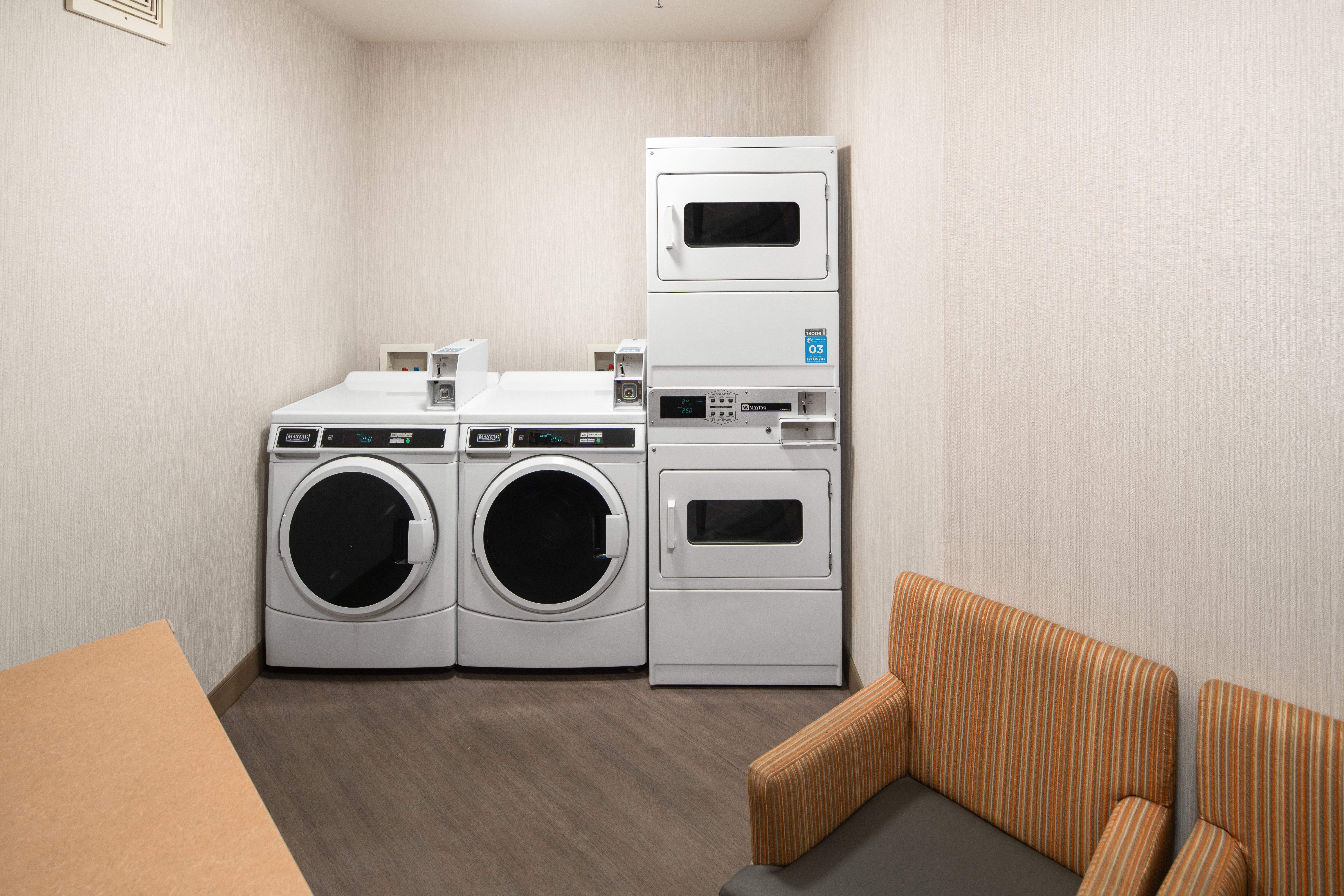 Holiday Inn Express and Suites Interstate 90 14/19