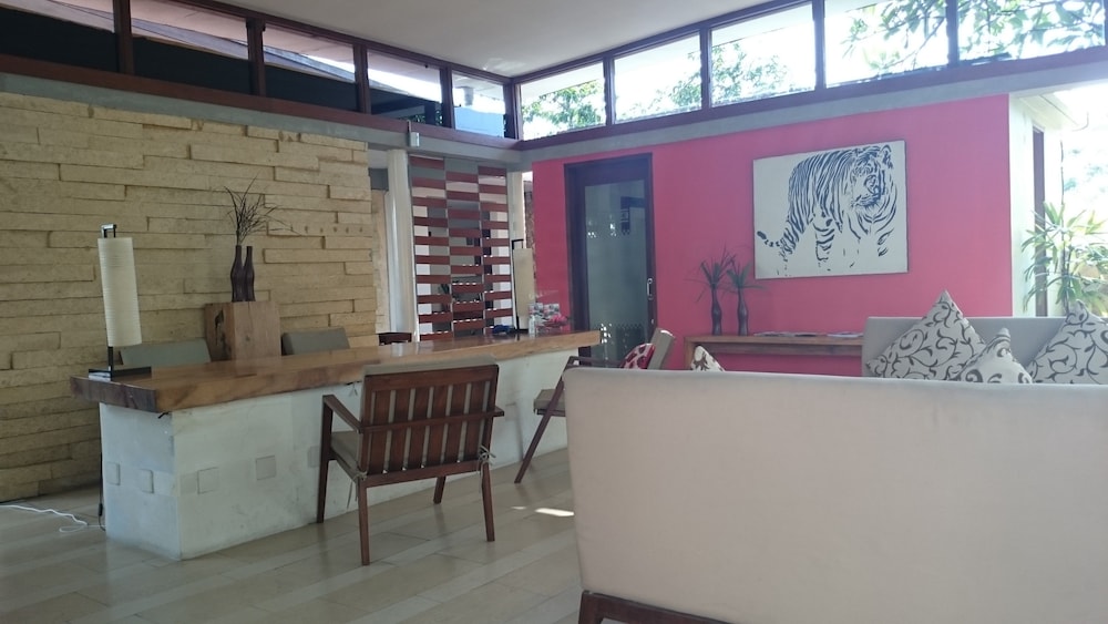 Ayom Suite 33/44