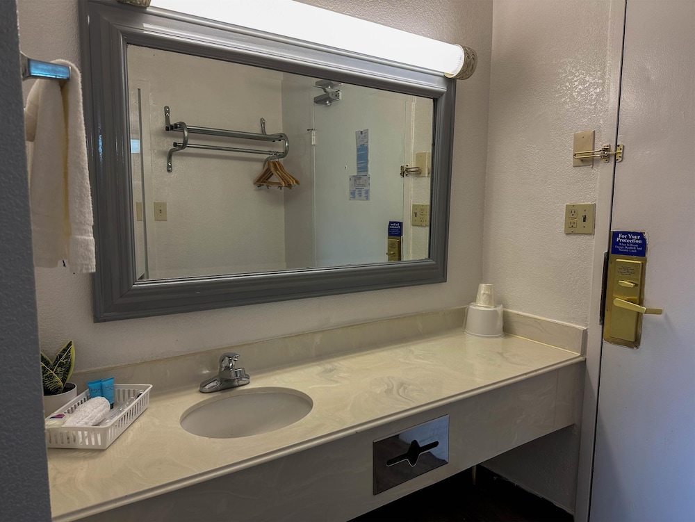 Motel6 Rochester, NY - Airport 24/27
